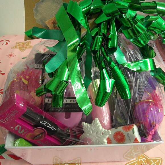 Merry & Matte - 21-Piece Christmas Makeup Gift Basket, Holiday Gifts for Her - Picture 1 of 6